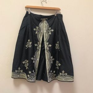 ☘️Black 100% Silk Skirt With Gold Thread